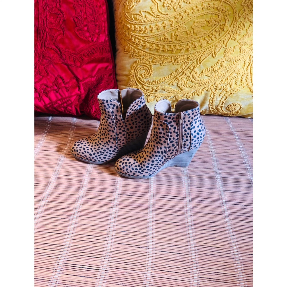 Sold!!!⭐️Leopard Print Wedged Booties ⭐️